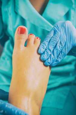 Usta ayak masajı yapıyor.