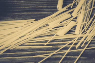 Ahşap bir masa üzerinde makarna