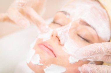 Kuaförde yüzü maskelenmiş.