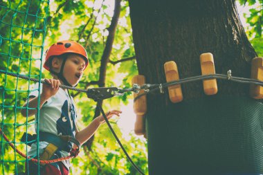 Çocuk bir kolye park tırmanıyor