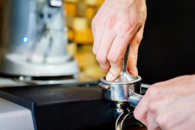 barmen bir kahve makinesi kahve hazırlar