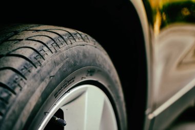 Açık kemerli ve arabanın tekerlekleri