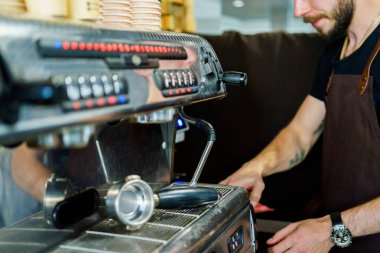 kahve bir kahve makinesinde hazırlanır