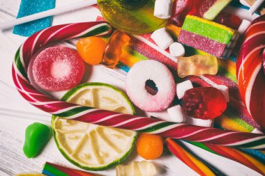 beyaz bir masada parlak şeker