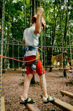 Çocuk bir kolye park tırmanıyor