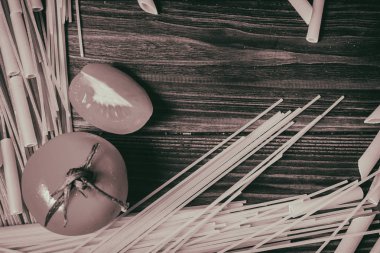 Domates ahşap arka plan ile makarna