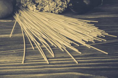 Spagetti ve sebze ahşap arka plan üzerinde