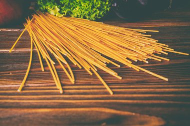 Spagetti ve sebze ahşap arka plan üzerinde