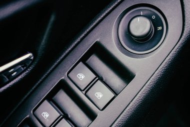 Arabada cam otomatiği