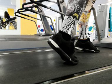 ayak koşu bandı üzerinde gitmek