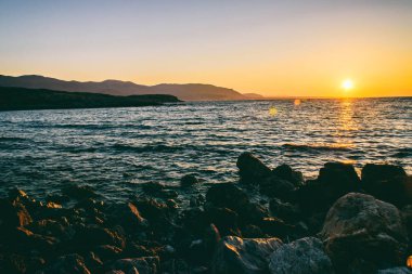 Denizin üzerinde gün batımı