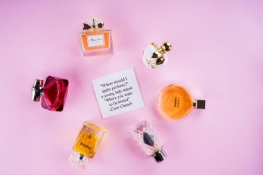 pembe bir arka plan üzerinde parfüm ile kavanoz