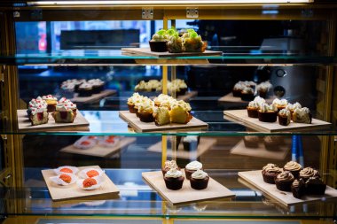 bir tepsi üzerinde pek çok güzel pastalar