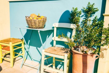 Masa ve sandalyeler duvara yakın.