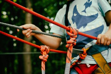 Aktif çocuk eğlence. İp park tırmanma