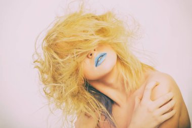 Seksi sarışın bir ceket