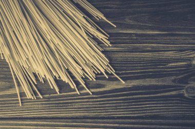 Ahşap arka planda farklı türde makarna.