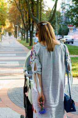 Anne üzerinde bir bebek arabası