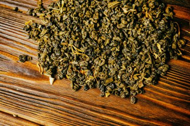 Ahşap arka planda yeşil çay