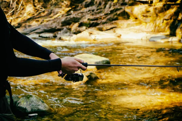 Pescador en un hermoso río de montaña en el bosque — Foto de Stock