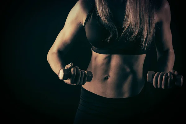 근육 질의 젊은 여자 선수 — 스톡 사진