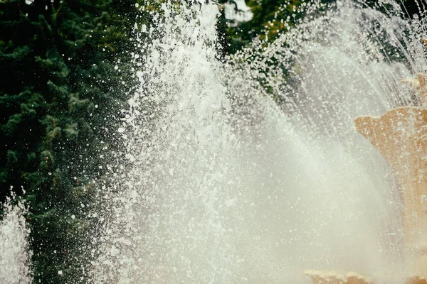 Belle fontaine dans le parc — Photo