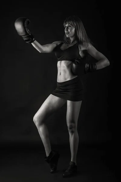 Dívka box rukavice na černém pozadí — Stock fotografie