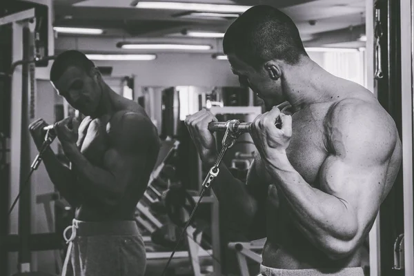 Cool bodybuilder in de sportschool — Stockfoto