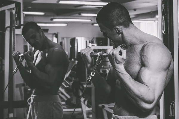 Cool culturista en el gimnasio —  Fotos de Stock