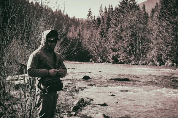 Pêche à la truite dans la rivière de montagne — Photo