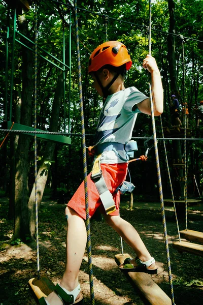 Recreação de crianças ativas. Escalando o parque de cordas — Fotografia de Stock