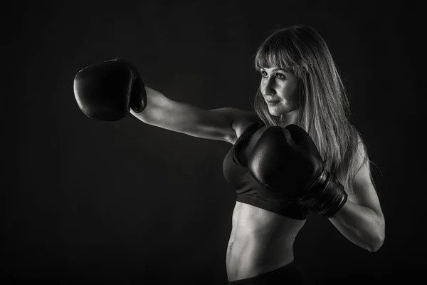 Flicka i boxning handskar — Stockfoto