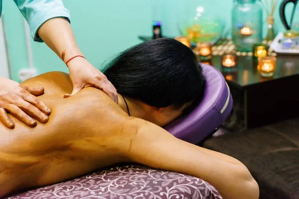 Massagebehandeling in de spa — Stockfoto