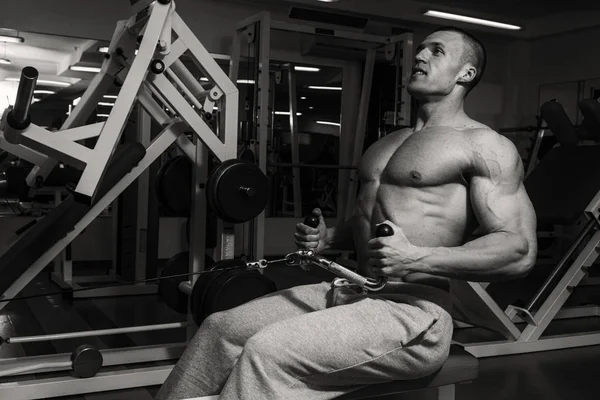 Hombre fuerte en el gimnasio —  Fotos de Stock