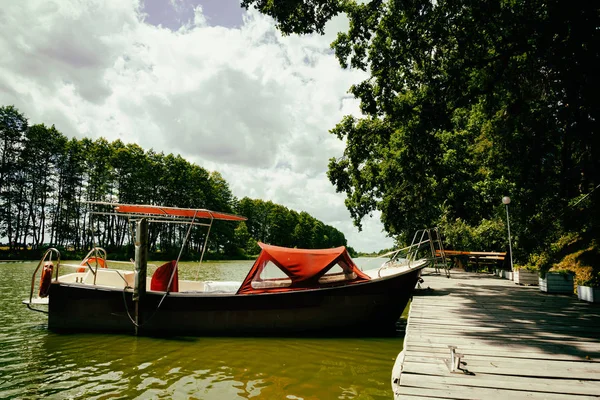 Човен на річці — стокове фото