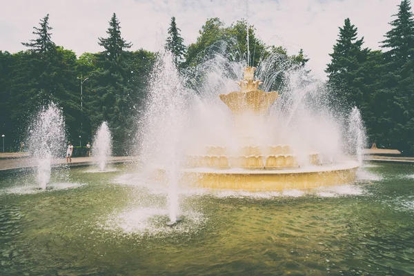 Belle fontaine dans le parc — Photo