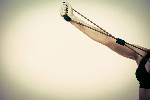 筋肉の若い女性の運動選手 — ストック写真