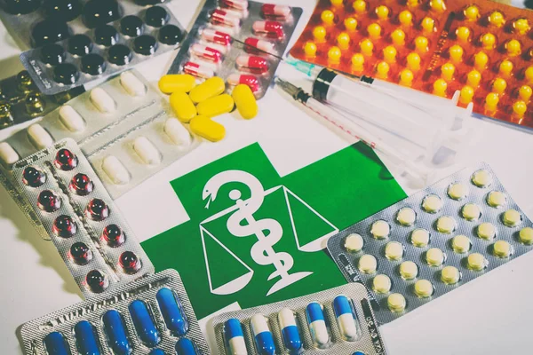 Pillole e farmaci su sfondo bianco — Foto Stock