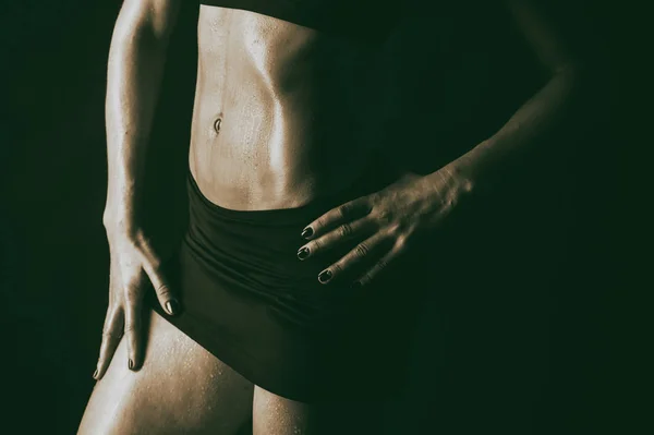 Sexy fitness mulher no fundo preto — Fotografia de Stock