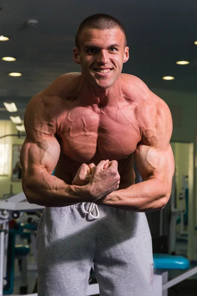 Proceso de entrenamiento de hombres en el gimnasio —  Fotos de Stock