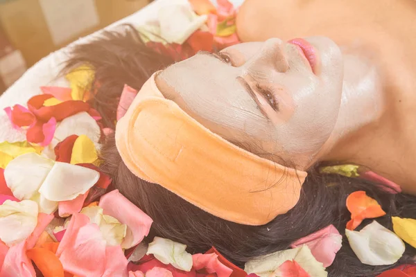 Pessoas, beleza, spa, cosmetologia e conceito de cuidados com a pele — Fotografia de Stock