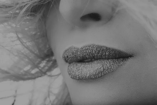 Girl 's lips in glitter — стоковое фото