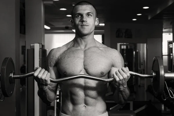 Hombre fuerte en el gimnasio —  Fotos de Stock