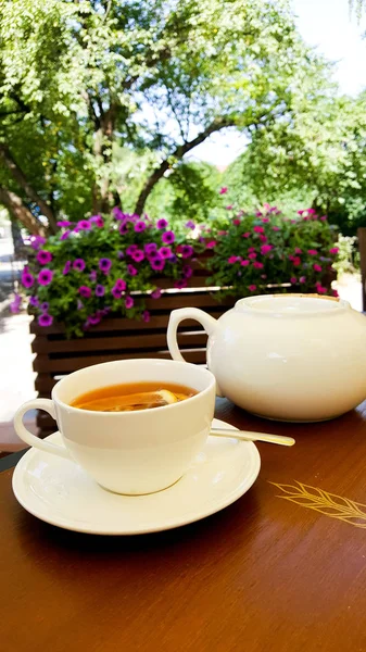 Une tasse de thé dans un café — Photo