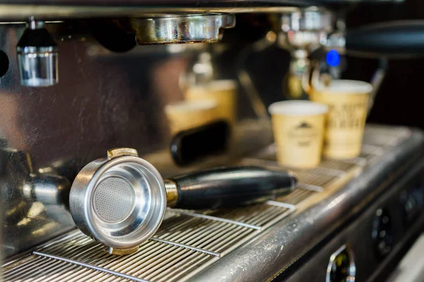 Maak de koffie in het koffiezetapparaat — Stockfoto