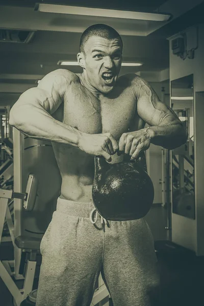 Entrenamiento en el gimnasio —  Fotos de Stock