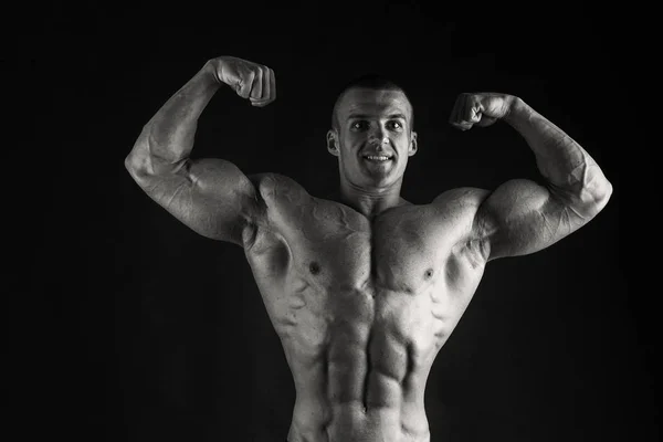 男性展示肌肉 — 图库照片