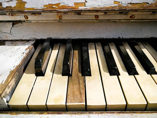 Teclas del piano viejo — Foto de Stock