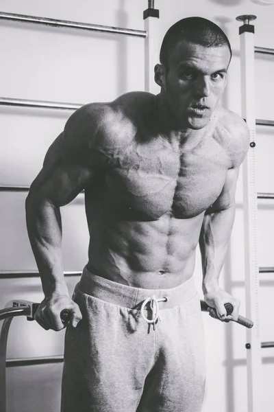 Cool bodybuilder in the gym — Stock Photo, Image