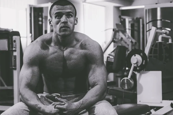 Bodybuilder cool dans la salle de gym — Photo